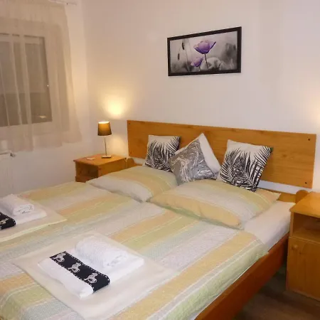 شقة Zsuzsa Apartman Heviz-centrum