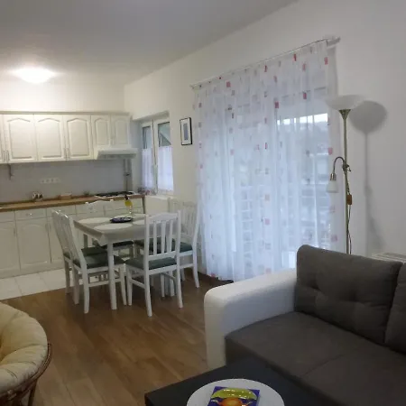 Zsuzsa Apartman Heviz-centrum